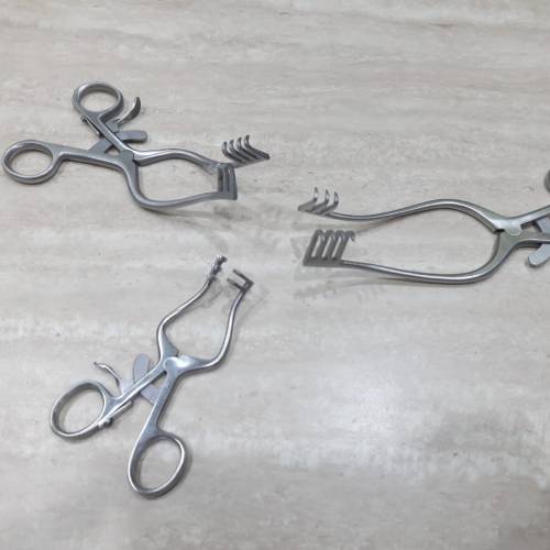 Self Retaining Retractor